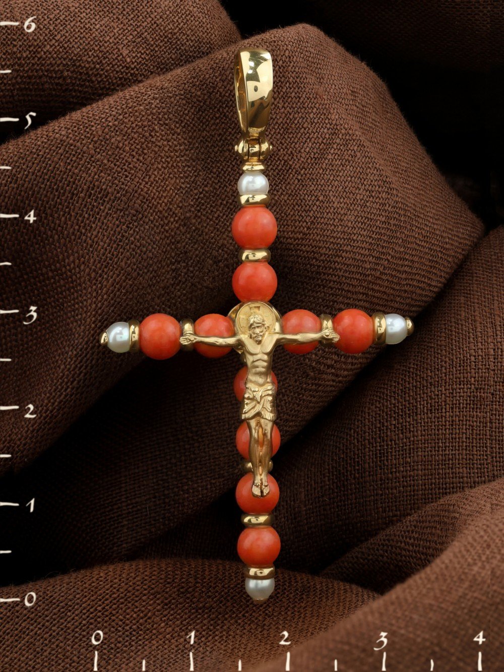 Крест из лимонного золота c жемчугом и кораллом