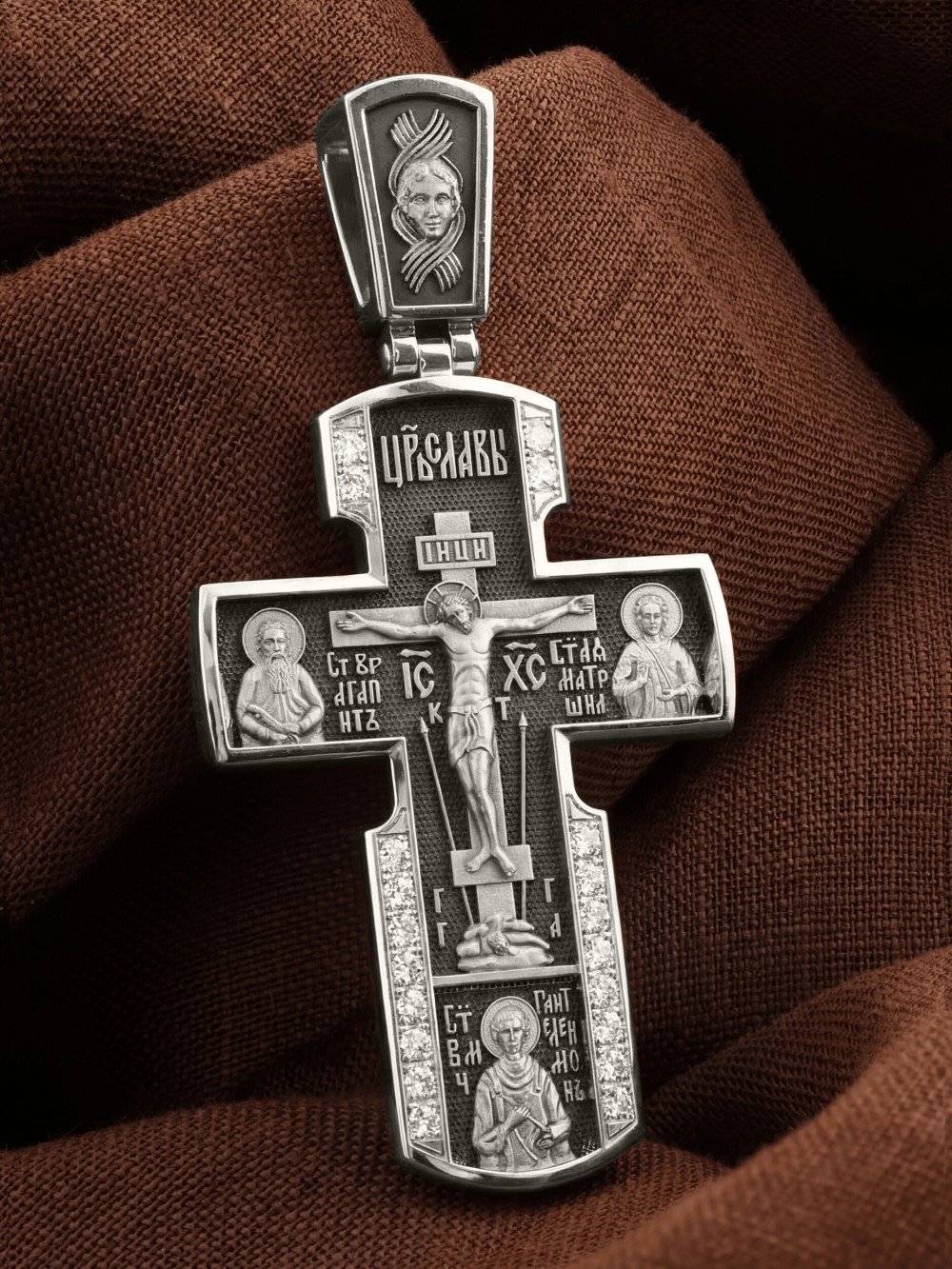 Крест из белого золота c бриллиантами