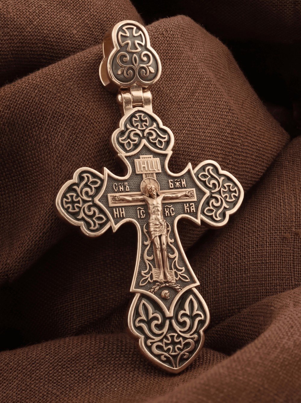 Крест из золота c эмалью