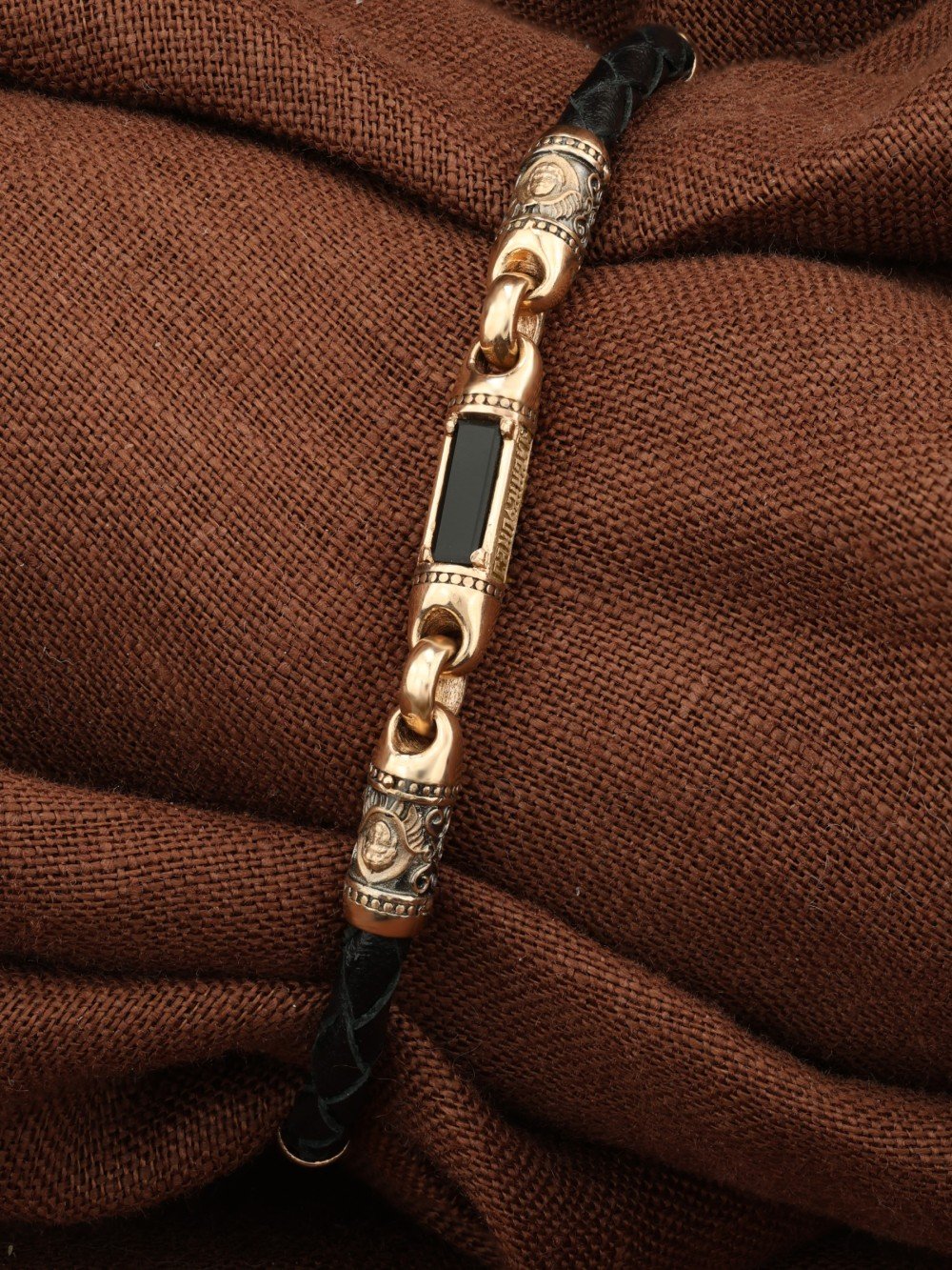 Браслет из золота c кожаным шнурком и ониксом