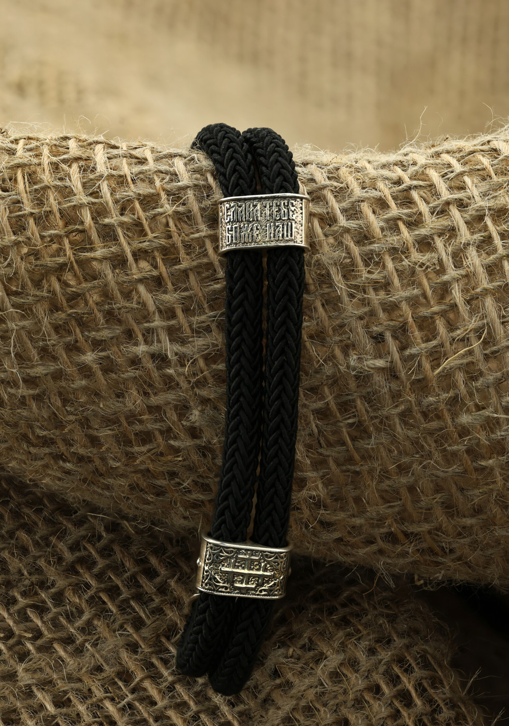 Браслет из серебра и золота c шёлковым шнурком