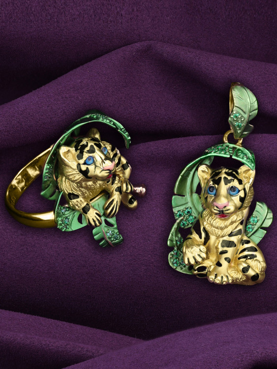 Подвеска из лимонного золота c эмалью и изумрудом