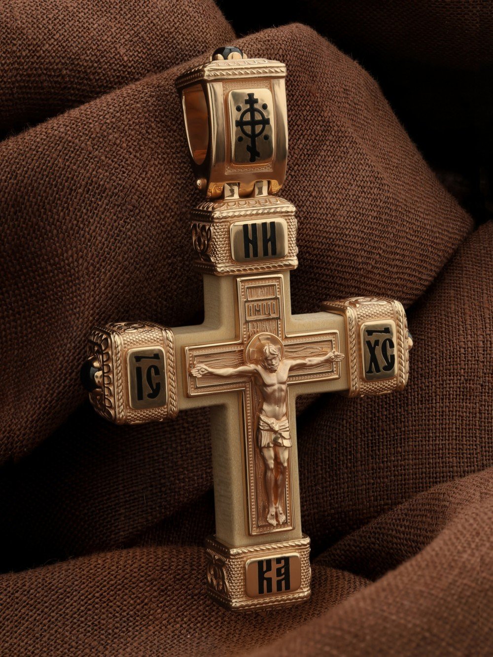 Крест из золота c эмалью, ониксом и деревом груши