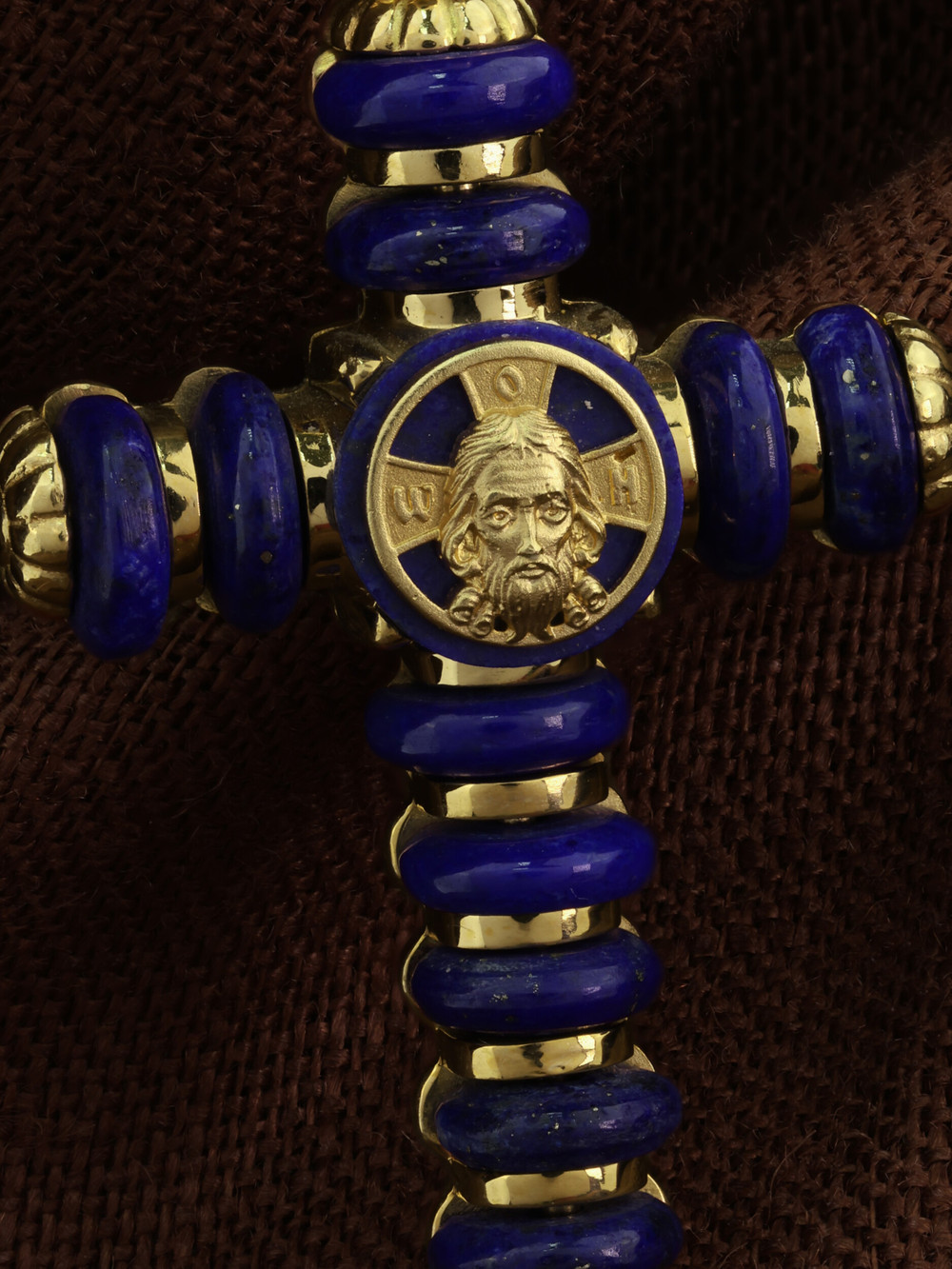 Крест из лимонного золота c лазуритом