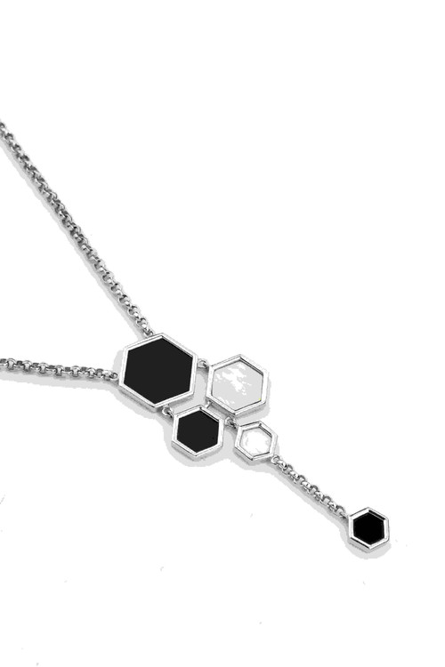 Колье из белого золота c ониксом и перламутром