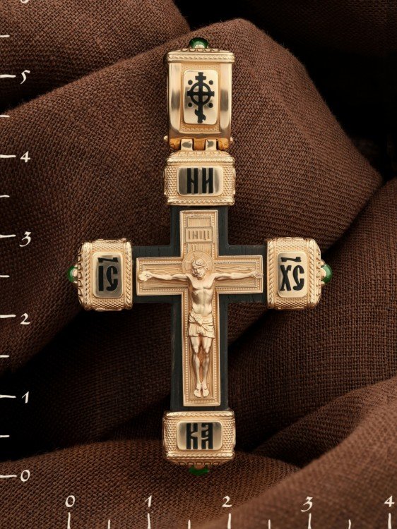 Крест из золота c эмалью, хризопразом и эбеновым деревом