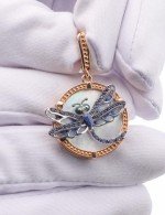 Подвеска из золота 585 пробы c сапфиром, эмалью и перламутром