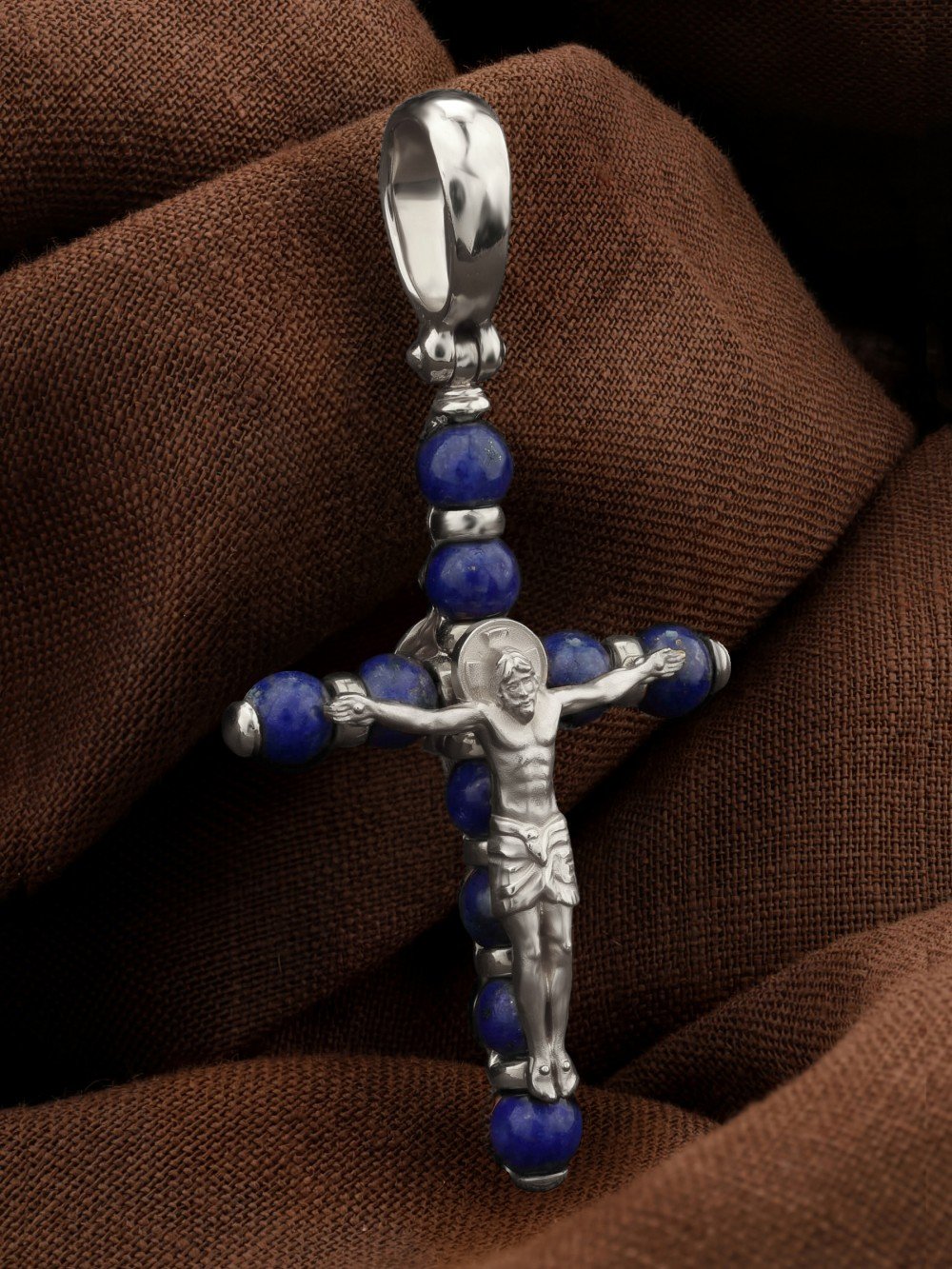 Крест из белого золота c лазуритом