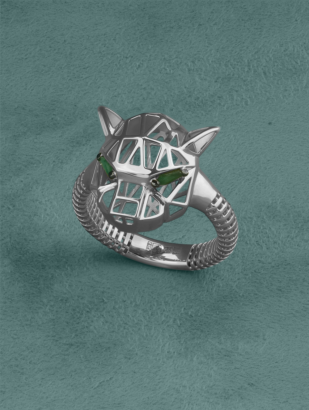 Кольцо из белого золота c изумрудом