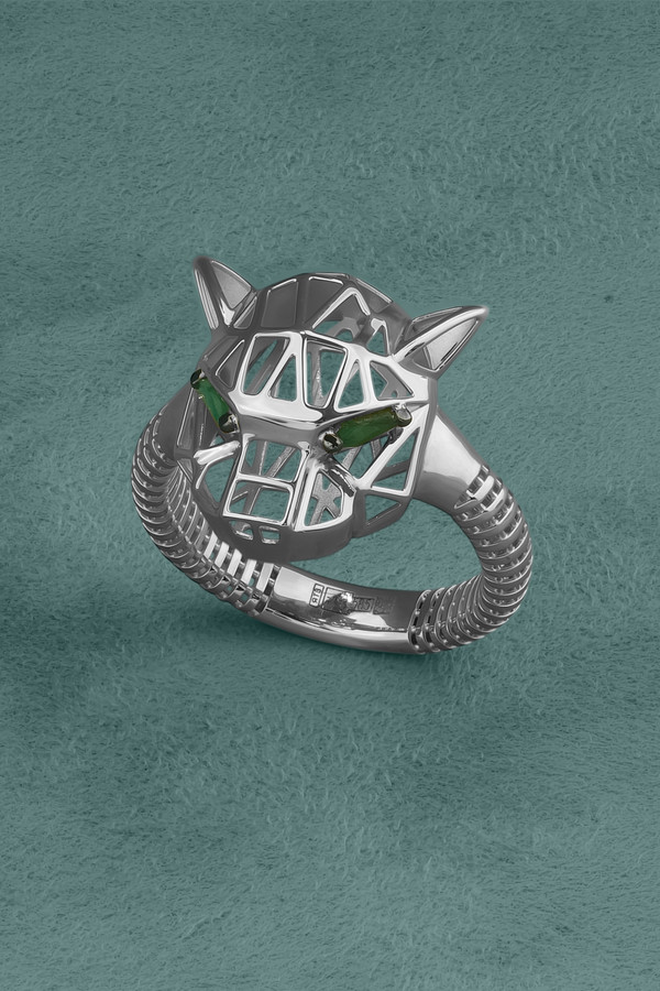 Кольцо из белого золота c изумрудом