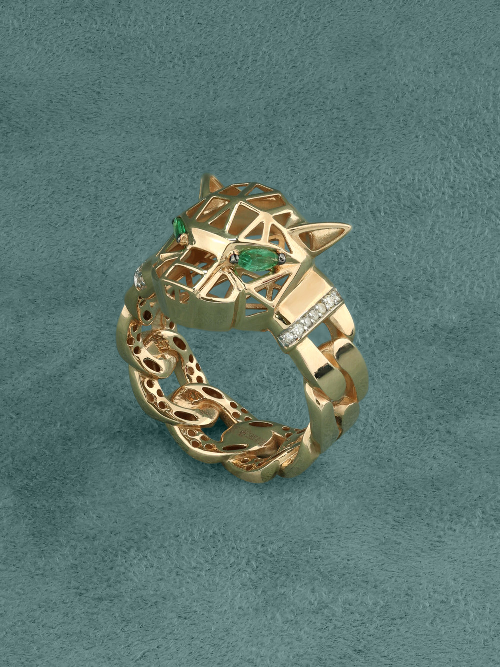 Кольцо из золота c бриллиантами и изумрудом