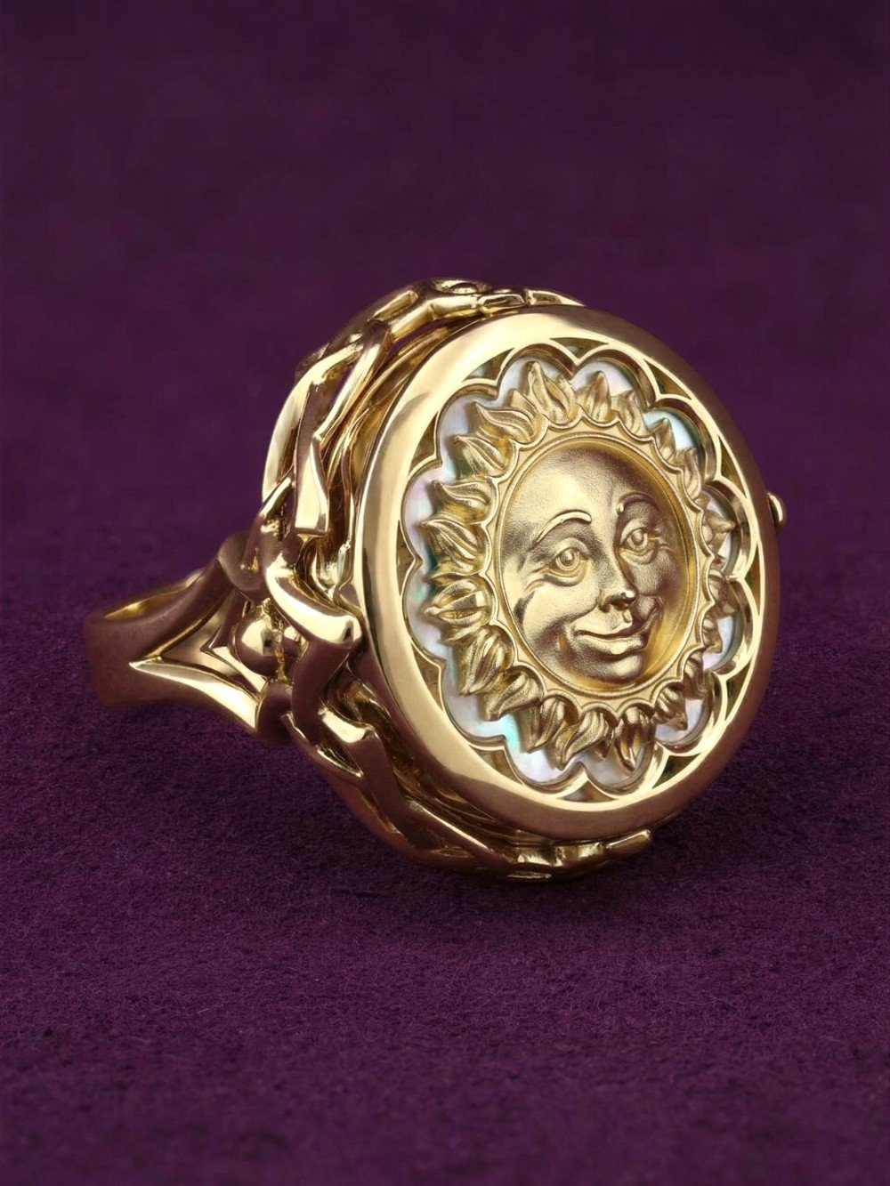 Кольцо из лимонного золота c ониксом и перламутром