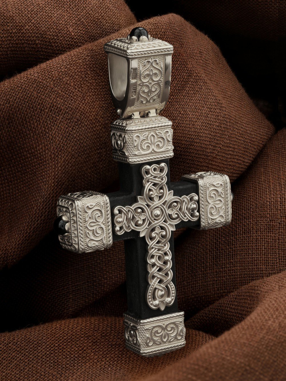 Крест из белого золота c эмалью, ониксом и эбеновым деревом