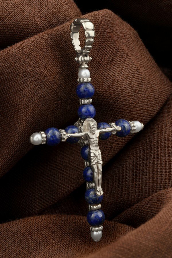 Крест из белого золота c жемчугом и лазуритом