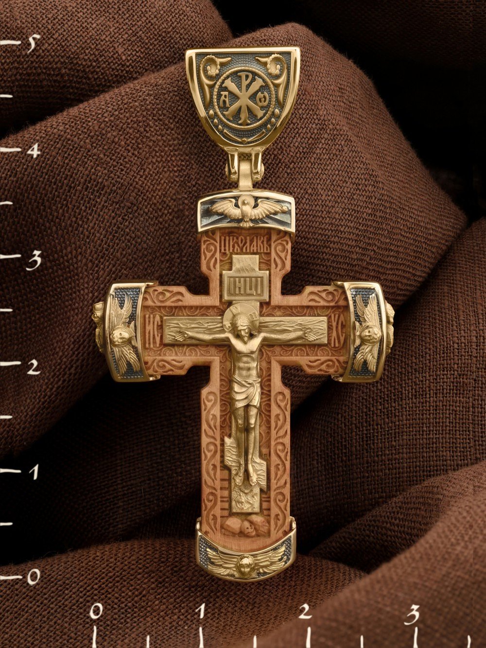 Крест из лимонного золота c деревом груши