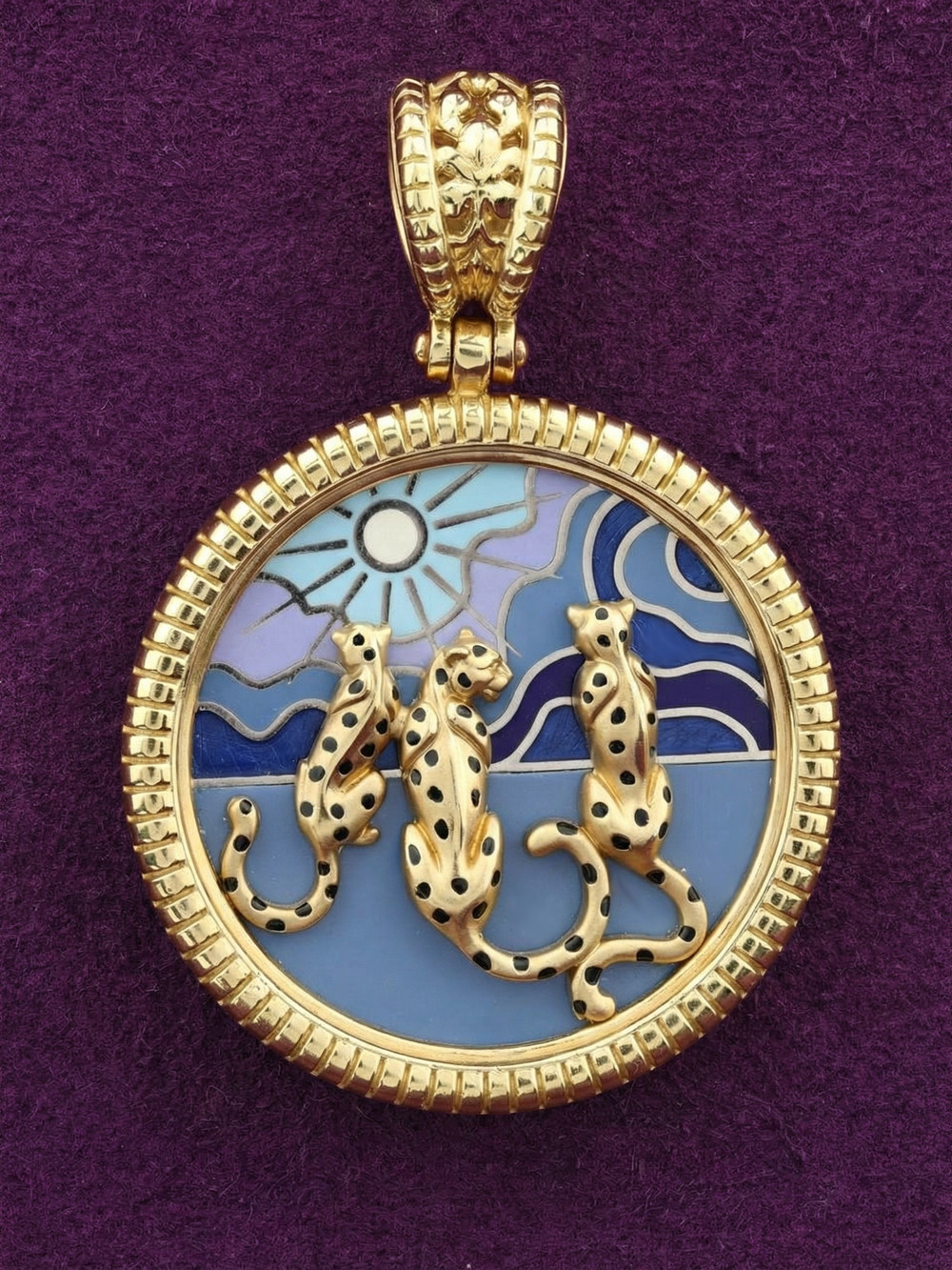 Подвеска из лимонного золота c эмалью