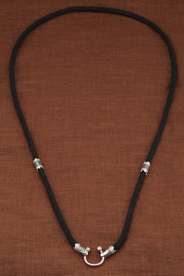 Шнурок шёлковый из белого золота c шёлковым шнурком