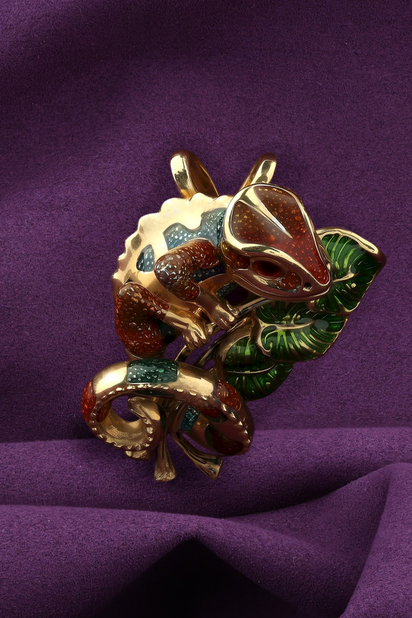 Подвеска из лимонного золота c эмалью и гранатом