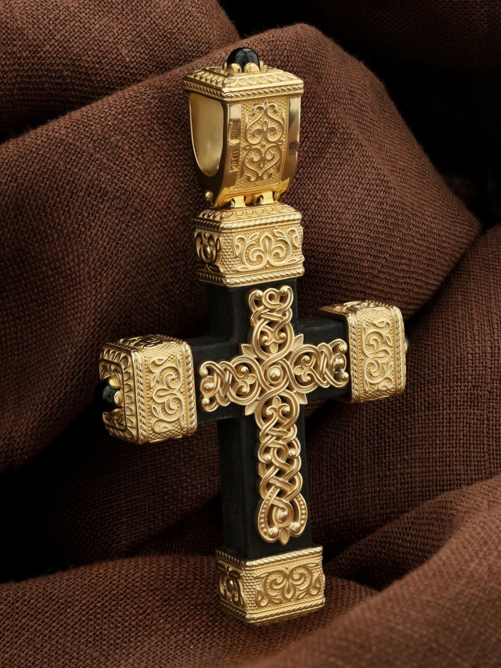 Крест из лимонного золота c эмалью, ониксом и эбеновым деревом