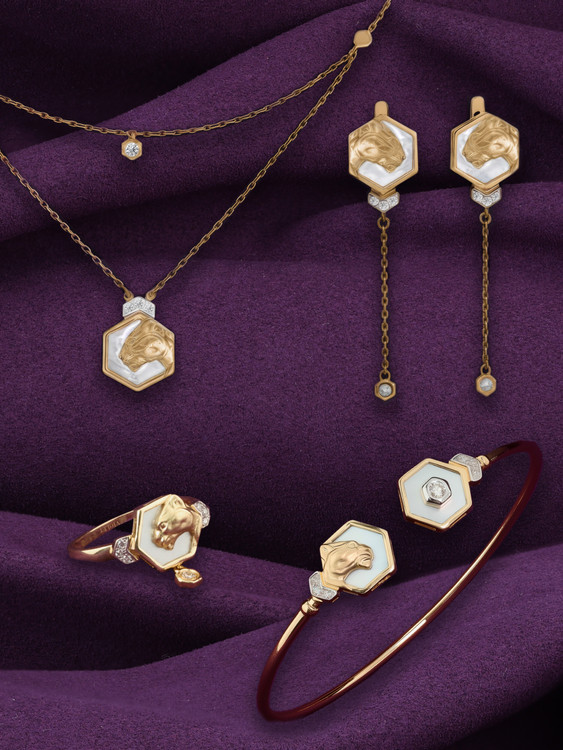 Кольцо из золота c бриллиантами и перламутром