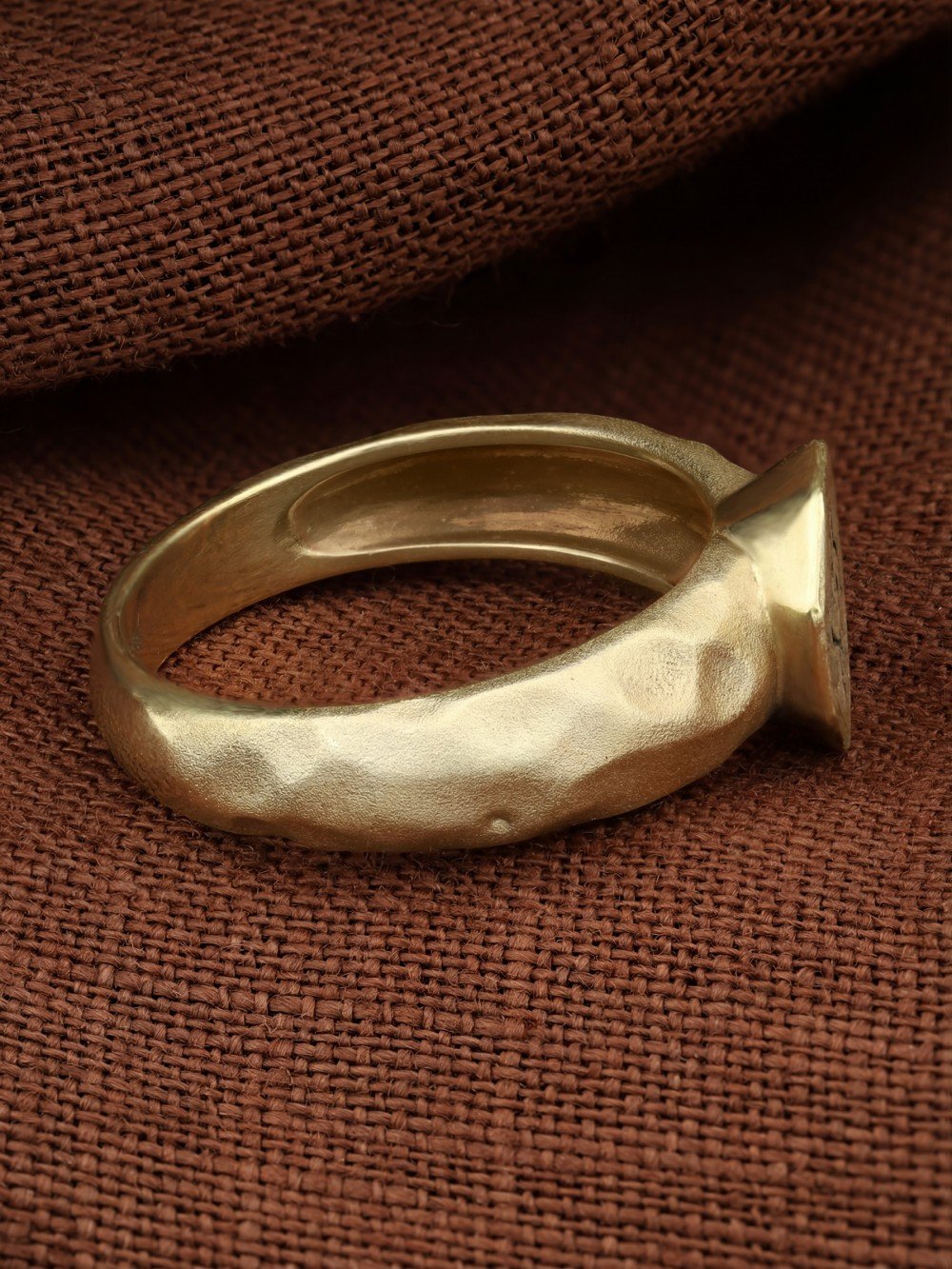 Кольцо из зелёного золота