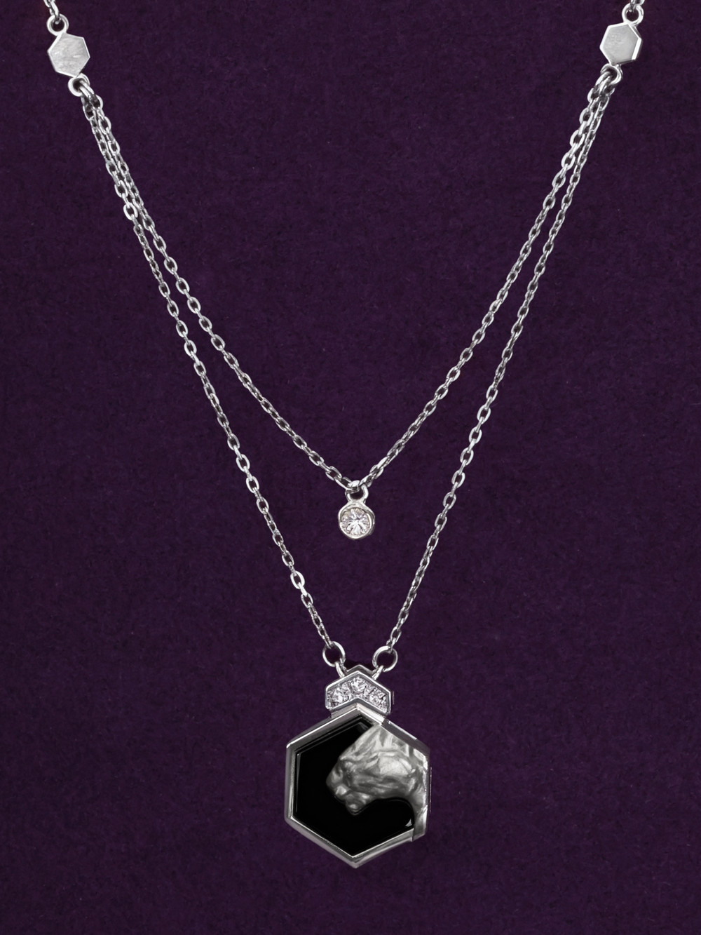 Колье из белого золота c бриллиантами и ониксом