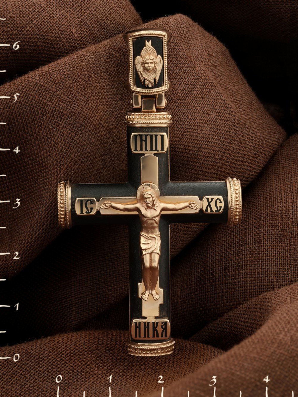 Крест из золота c эмалью и эбеновым деревом