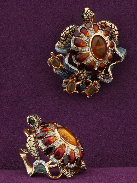 Брошь из золота c эмалью, фианитом, гранатом и янтарём