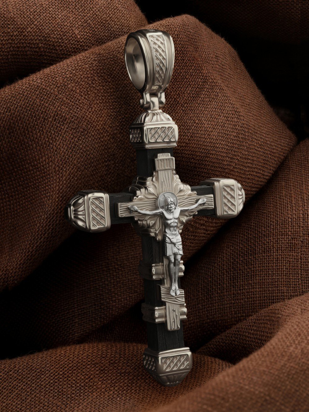 Крест из белого золота c эбеновым деревом