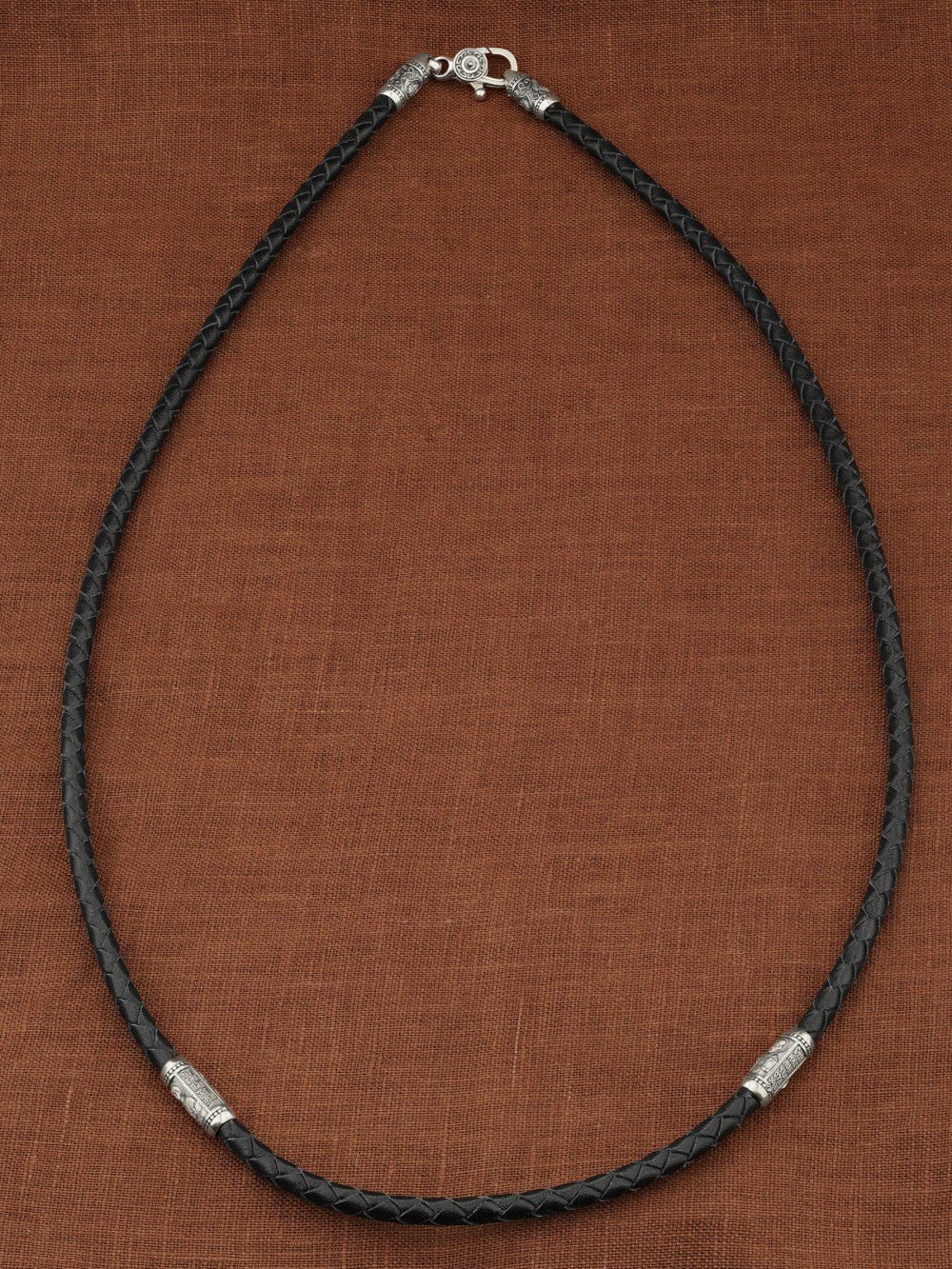 Гайтан из белого золота c кожаным шнурком