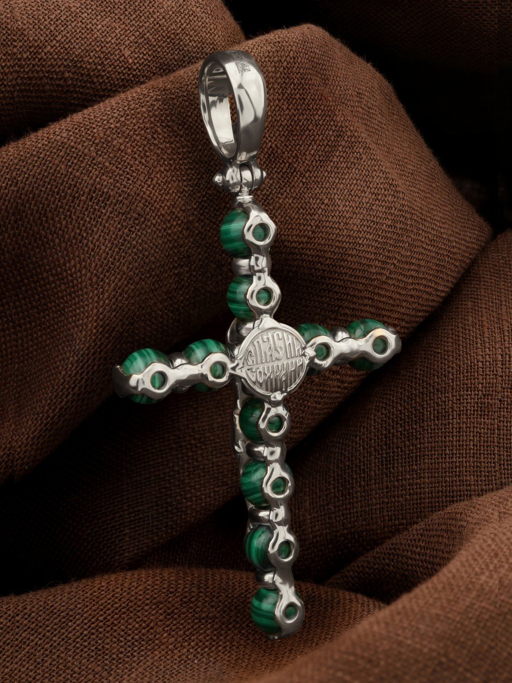 Крест из белого золота c малахитом