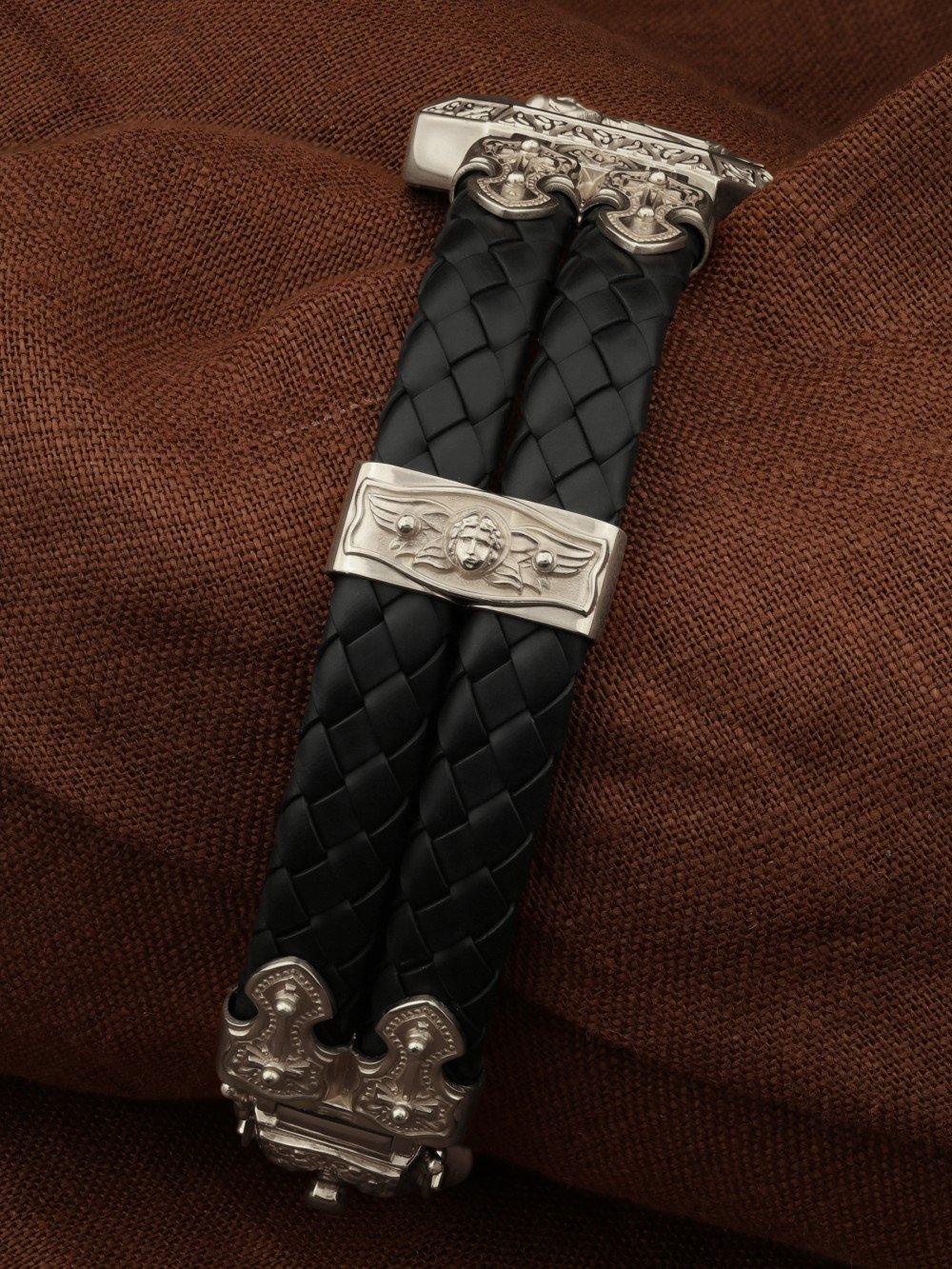 Браслет из белого золота c шнурком и ониксом