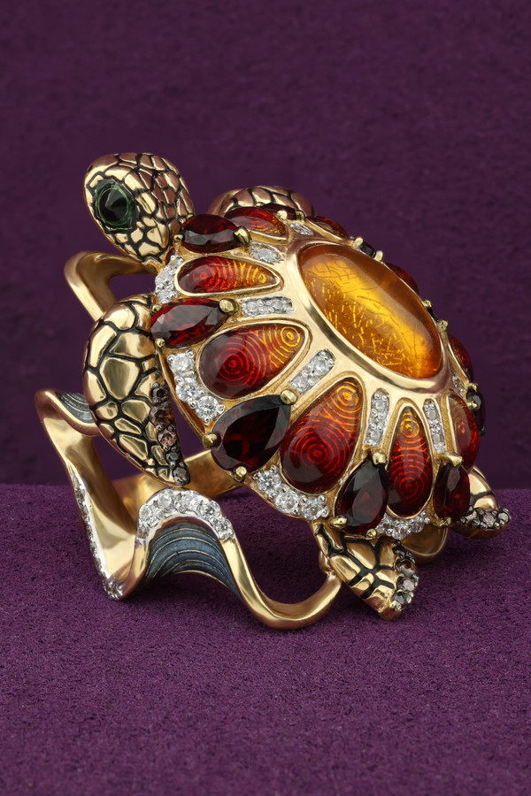 Кольцо из лимонного золота c эмалью, фианитом, гранатом и янтарём