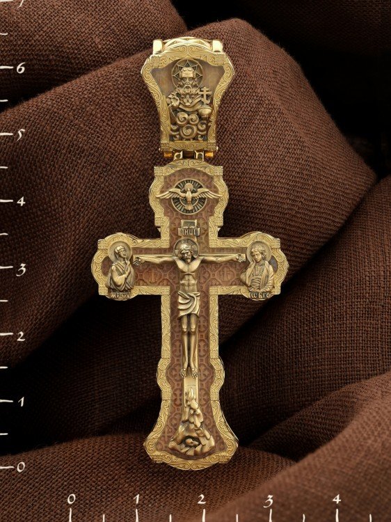 Крест из лимонного золота c деревом груши