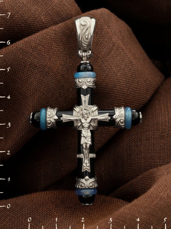 Крест из белого золота c ониксом и агатом