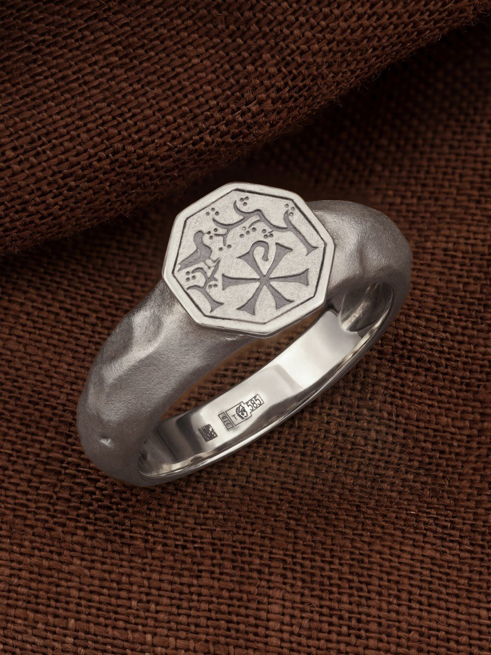 Кольцо из белого золота