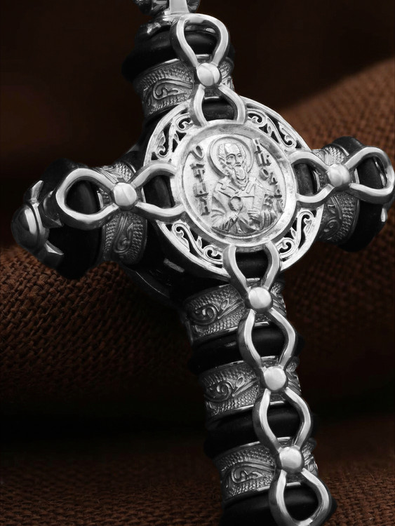 Крест из белого золота c ониксом