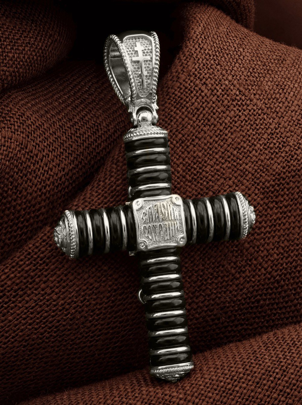 Крест из белого золота c ониксом