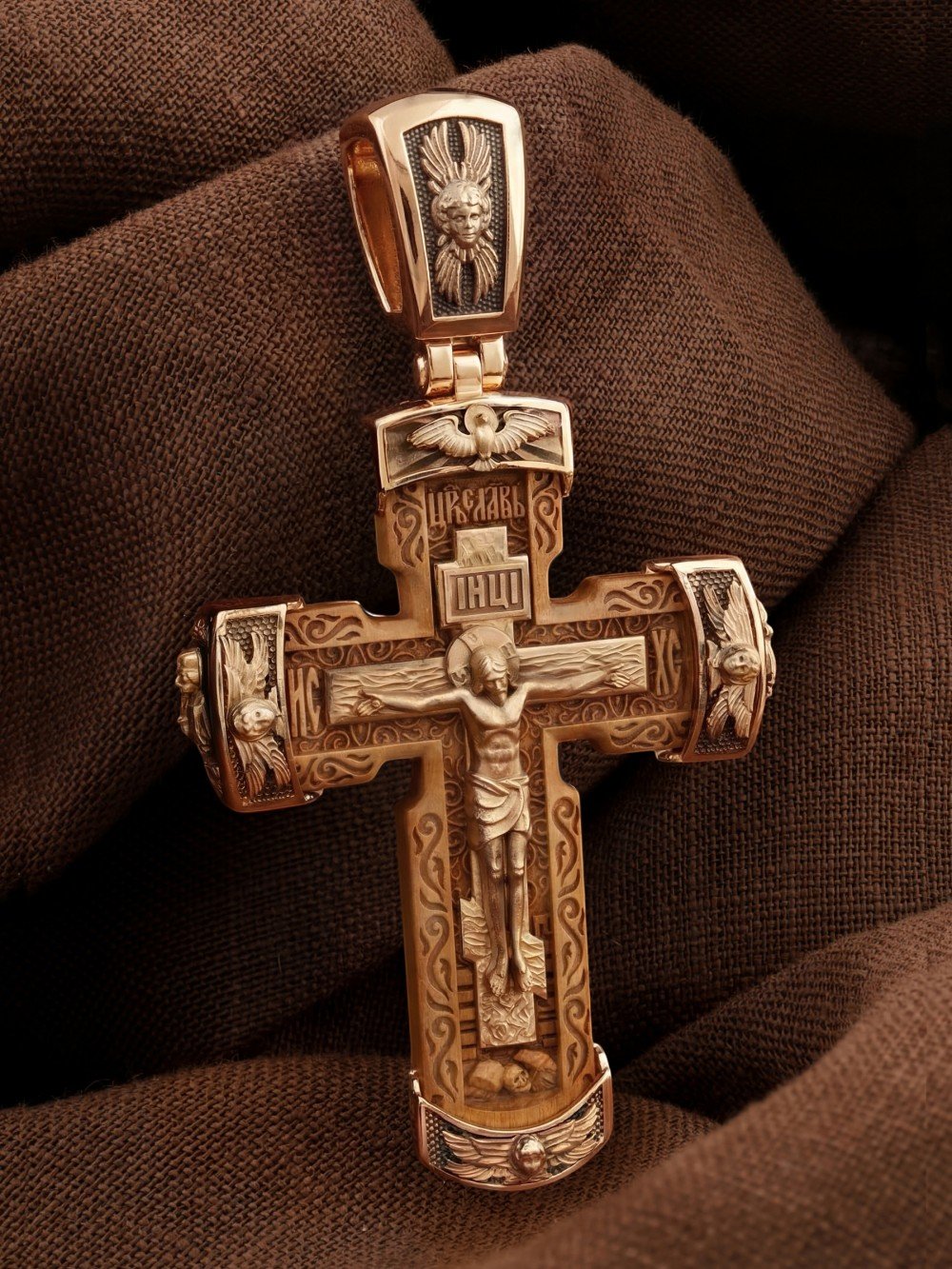 Крест из золота c деревом груши