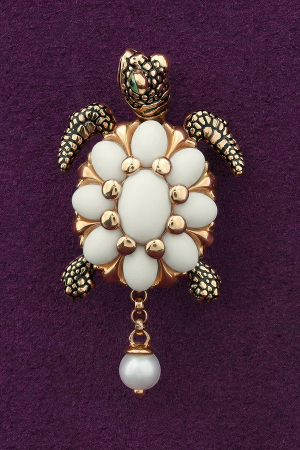 Подвеска из золота c эмалью, жемчугом и бивнем мамонта