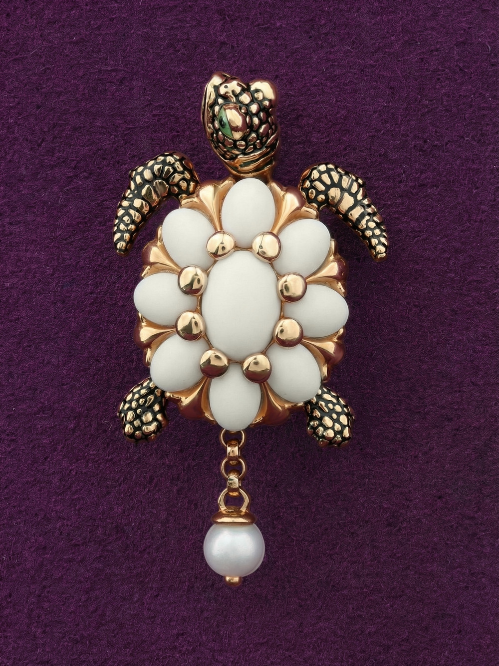 Подвеска из золота c эмалью, жемчугом и бивнем мамонта