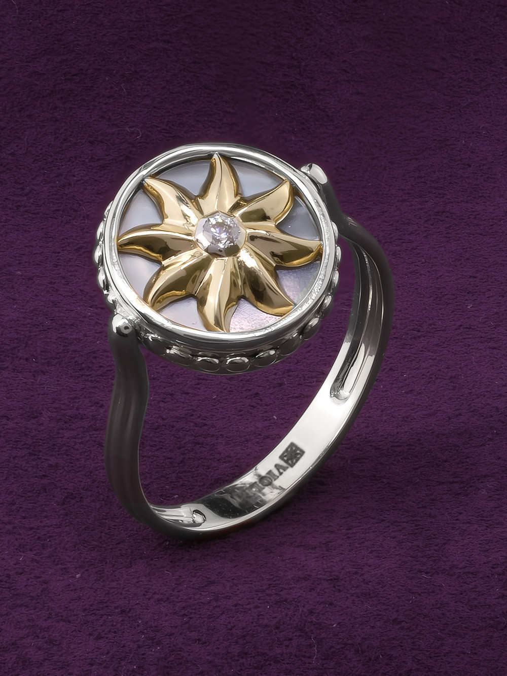 Кольцо из белого золота c бриллиантами, ониксом и перламутром