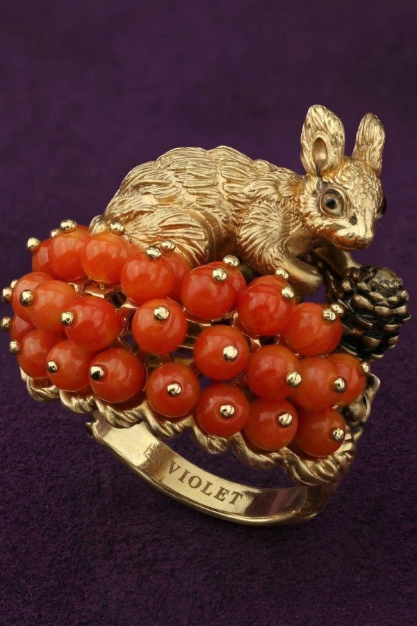 Кольцо из лимонного золота c эмалью и кораллом