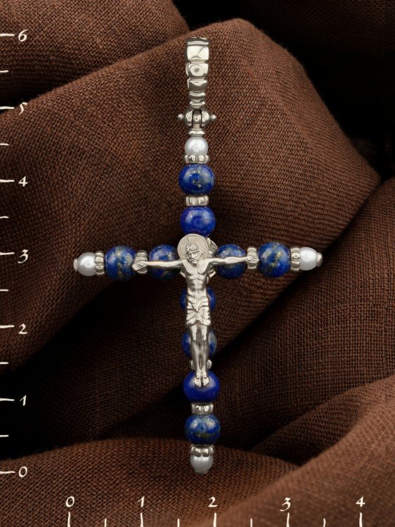 Крест из белого золота c жемчугом и лазуритом