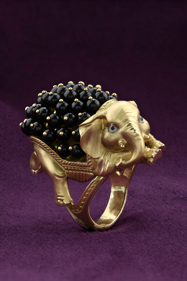 Кольцо из лимонного золота c эмалью и ониксом