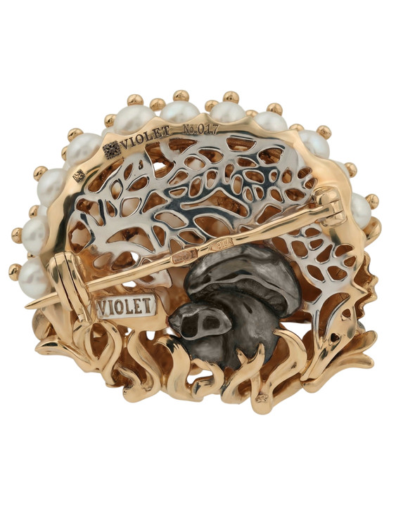 Брошь из золота c эмалью и жемчугом