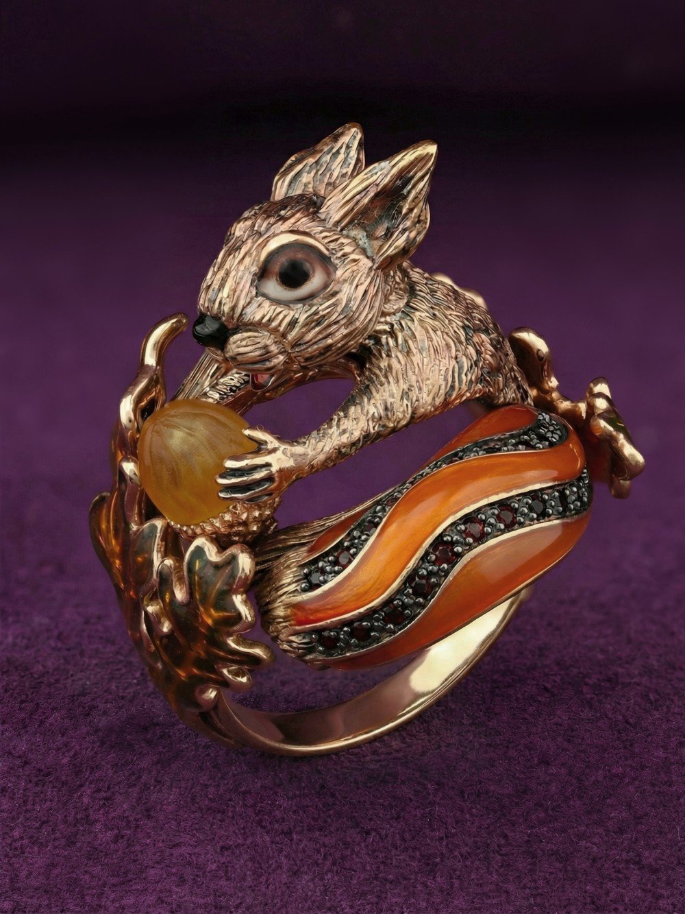 Кольцо из золота c эмалью, гранатом и янтарём