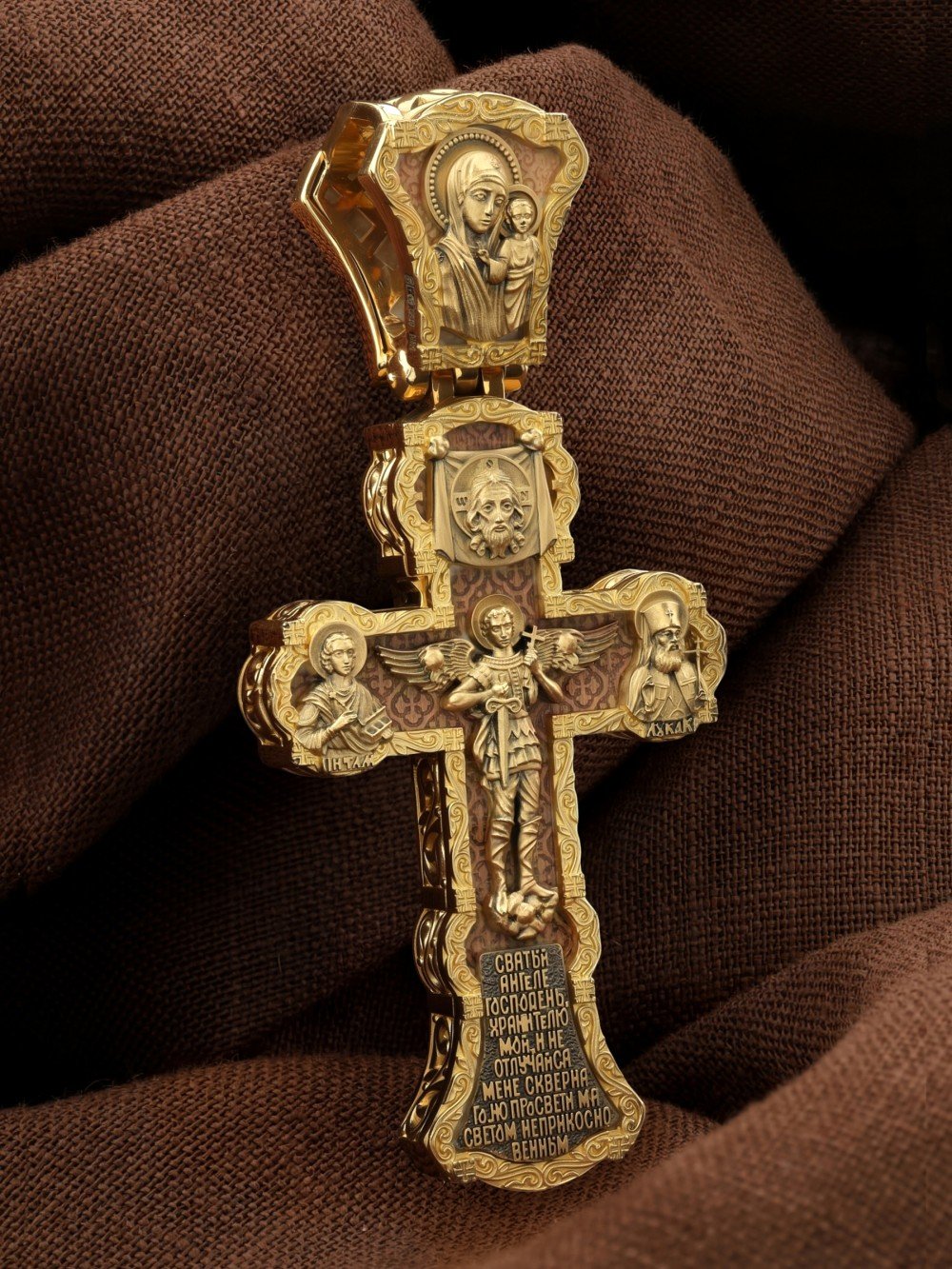 Крест из лимонного золота c деревом груши