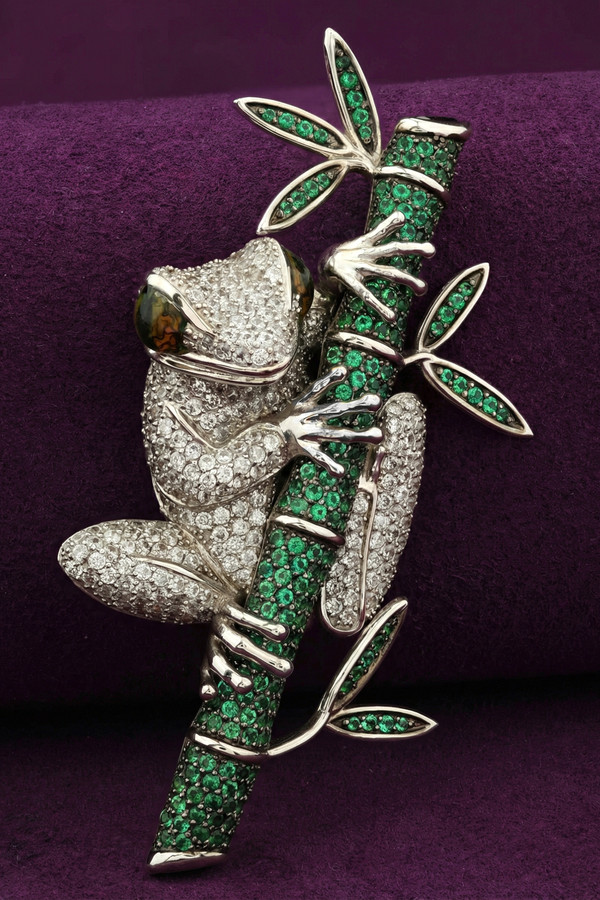 Брошь из белого золота c эмалью, фианитом и дымчатым кварцем