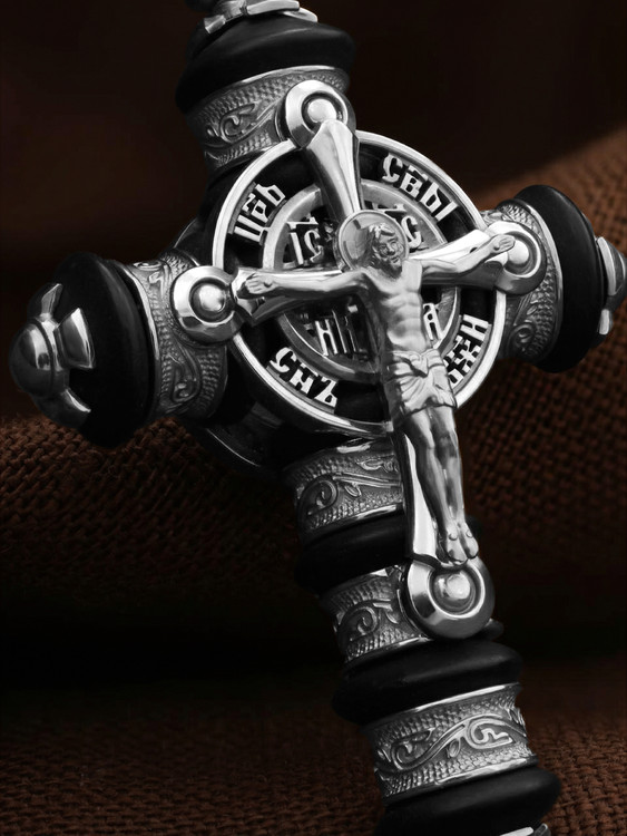 Крест из белого золота c ониксом